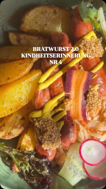 💥 BRATWURST unsere KINDHEITSERINNERUNG Nr 4 🌭 

Dazu ein kühles Bierchen vom bio @riedenburgerbrauhaus und der Sommer darf bleiben!

Durch Willert’s zarte Hände produzierte veg Bratwurst | geröstete witzige Bördekartoffelecken | 
Lenas 14 Tage fermentiertes Sauerkraut nach Opas Rezept | Senf sowie Senfkaviar | Gemüse & Blüten der Saison | 

das meiste von @boerdegaertnerei Erxleben.

PERFECT PAIRING?!!! Bier | Bier | Bier | Kombucha | Bier? 🍻

#wurst #bratwurst #bier #beer #sauerkraut