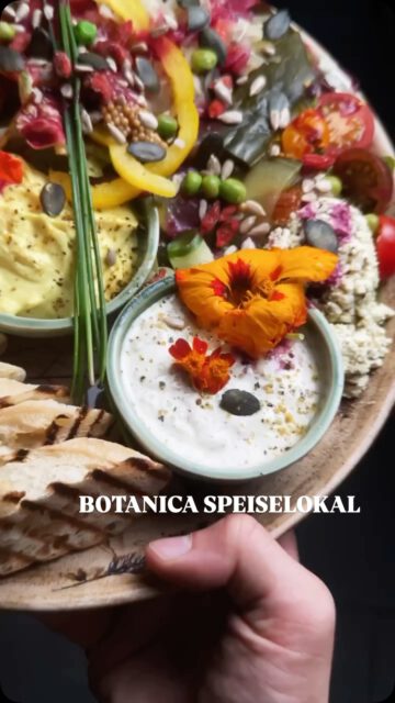 WILLKOMMEN IM BOTANICA

dem Speiselokal für Connaisseure mit grünem Gaumen. 
Come in and enjoy regionale Küche im Fine Dining Style, und das ganz ungezwungen casual. 

Was erwartet euch im BOTANICA?
🍷DELIZIÖSE NATURWEINE
🍹HOCHWERTIGE DRINKS
🥗 SPEISEN AUS DER REGION
🍅 SAISONALE KÜCHE 

Wo findet ihr uns?
OTTO-VON-GUERICKE-STRASSE 66

Wann könnt ihr zu uns besuchen?
Mi/Do/So: 17:00 bis 21:00
Fr und Sa: 17:00 bis 22:00

Was war jetzt mit dem KULINARIK STUDIO?
Direkt nebenan befindet sich unser @botanica_kulinarik_studio mit veganen Delis, Kursen, Caterings und mehr. Beide Stores ergänzen sich gegenseitig auf die wohl leckerste Weise.

👉🏼 Kommt vorbei und genießt locker lecker bei entspannter Atmosphäre.

🎥 @thatcoffee.nerd
