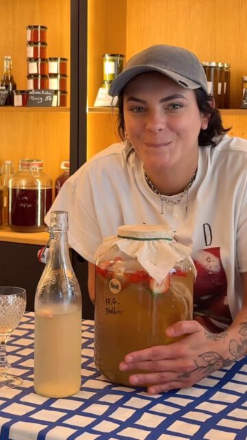 REZEPT ZUM SPEICHERN!

Wir teilen unser Wissen und den köstlichen Erdbär Kombucha mit dir 🍓🫧 

Braust du schon oder trinkst du noch Limmo?! 

Wenn du lernen willst, komm zu unserem Kurs, wenn du genießen willst, komm ins Restaurant! 

MITTWOCH - SONNTAG AB 17:00 
📍 MAGDEBURG 

Alle Infos zu Reservierungen & Kursen findest Du auf unserer Website | Link in Bio