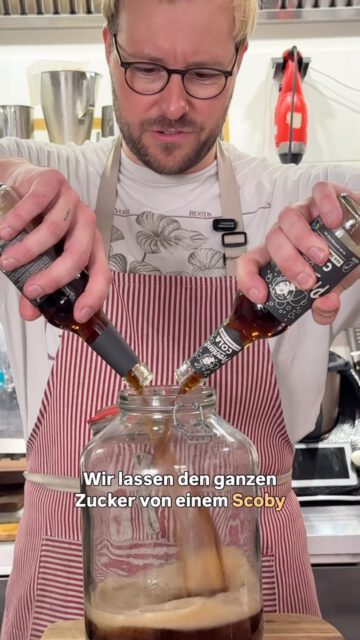 COCA COLA KOMBUCHA! Folg rein um das Ergebniss zu sehen! 

Hast du das schon mal ausprobiert? 

Bei uns im Restaurant testen wir oft ungewöhnliche Kombinationen, komm also vorbei und überzeug dich selbst! 

MI-SO ab 17:00 
📍 MAGDEBURG
