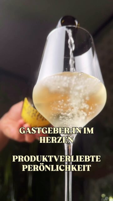 GASTGEBER:IN & BARKRAFT GESUCHT

wegen spontaner Umstände ab sofort 😎 PLEASE SHARE 🫶

WIR: ein kleines und modernes Team, divers, tolerant und offen.
Bei uns wird professionell und strukturiert gearbeitet. Wir pflegen einen sehr liebevollen Umgangston zum Wohlfühlen.

Wir arbeiten mit vielen lokalen Biobetrieben, sodass du bei uns interessante, vergessene Produkte bester Qualität findest. Wir fermentieren sehr viel, legen ein und verwenden alte Techniken des Haltbarmachens.

DU: Du hast Lust auf Gastfreundschaft und willst in diesem Bereich für eine längere Zeit arbeiten.

Sehr gute Deutschkenntnisse sind ein Muss. Das erklären sowie verstehen der Besonderheiten auf dem Teller gehört zu deinem Job.

Ein Sinn für Ästhetik und feste Arbeitszeiten sind grundsätzliche Voraussetzungen. 

Du hast die Möglichkeit dich weiter zu entwickeln, in alle Bereiche auch Küche reinzugehen und hast Montag und Dienstag immer frei.

No Place for Homophobia, Fascism, Sexism, Racism, Hate, AfD.