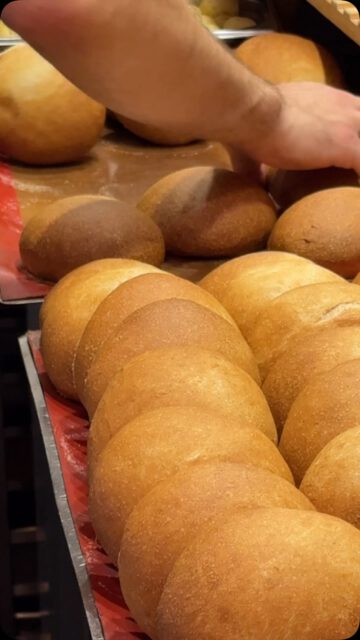 BRIOCHE 🥖🍞🍔🥯 ZUM SPEICHERN

Unser Jahrelang erprobtes Rezept

Zutaten:
0,50 kg Mehl 
45 g Zucker 
1,5 g trocken Hefe
2,5 g Salz
40 g Öl oder veg. Butter 
255 g Wasser oder Pflanzendrink

Zubereitung:
Mehl, Zucker, Hefe und Salz in einer Schüssel vermischen.
Wasser und Öl hinzufügen und alles zu einem glatten Teig verkneten.
Den Teig abgedeckt im Kühlschrank über Nacht oder besser 24 bis 48 Std gehen lassen.
Nach Belieben weiterverarbeiten, zum Beispiel als Buchteln, Schnegge, Burgerbun oder Brot.

#brot #brioche #bun #burger