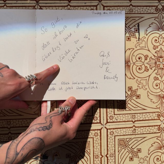 GÄSTEBUCH LIKE THIS 🥹🫂🫶

Wir freuen uns immer, wenn ihr uns in das Buch schreibt! Wir lesen alles und wissen es sehr zu schätzen! 

DANKE VOM GESAMTEN TEAM! 🙏 

MITTWOCH- SONNTAG 
AB 17:00 
📍 MAGDEBURG 

P.S.: die meisten unserer Küchis sind vergeben 🫠 aber nicht alle