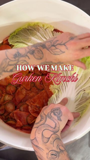 KIMCHI 🥒 🌶️ REZEPT 

teile es und Speicher für später 🫙🥢

unkonventionelle Kimchipaste für ca 1 Kg Gemüse:

1 Zwiebel (oder Frühlingszwiebel/Lauch)
20 g frischer Knoblauch oder Bärlauch 
20 g frischer Ingwer (als Variation mal frischer Kurkuma)
20-30 g Chilliflocken Gochugaru oder Gochujangpaste
1 große Birne / Apfel oder Frucht deiner Wahl nach Saison ca 100g
1 EL Sojasoße
1 EL Misopaste 
1 EL Nori Algen optional

Mit Gemüse deiner Wahl vermengen, luftdicht verpacken und 5-7 Tage fermentieren

KEIN BOCK ZU MACHEN? Kein Problem! 

Unser Gurken Kimchi ist derzeit auf einer Miso Kichererbsencreme als Vorspeise auf der Karte! 

Komm vorbei
MITTWOCH -SONNTAG AB 17:00 
📍 Magdeburg 

Willst du lernen? Dann buch dir ein Platz zum Kimchi Kurs!
@botanica_kulinarik_studio