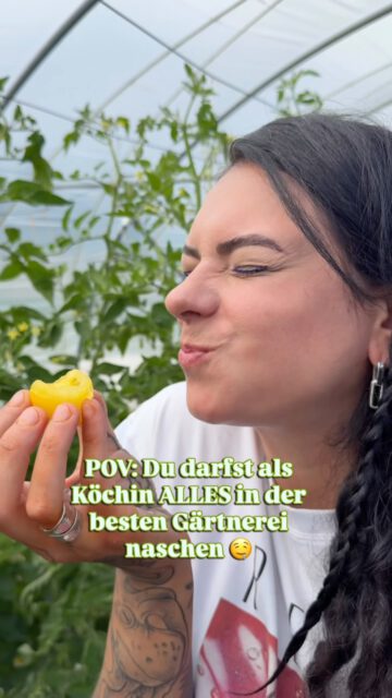 POV: Du darfst als Köchin ALLES in der besten Gärtnerei der Region (Welt) naschen... 🤫🍅 @boerdegaertnerei 

Und das Beste daran? Es ist kein Traum! Für mich im Botanica ist das absolute Realität.
Ich kann mich glücklich schätzen, Isa und Ben von der Börde Gärtnerei zu meinen Freunden zu zählen. Für unsere Küche im Restaurant bedeutet das:

🌱 Gemüse, Kräuter und essbare Blüten, die oft erst wenige Stunden vor dem Service geerntet wurden.

🌱 Direkter Austausch, gemeinsame Anbaupläne und absolute Spitzenqualität, die man auf jedem einzelnen Teller schmeckt.

Du willst diesen Ort auch erleben? 

Hofverkauf: Jeden Freitag kannst du selbst vorbeischauen, die frischesten Bio-Produkte ergattern und diesen magischen Ort erleben!

Für Gastro Kolleginnen: Wenn du selbst ein Restaurant, eine Kantine oder einen Laden betreibst und nach echtem, regionalem Bio-Gemüse mit Charakter suchst, sprich unbedingt mit Isa und Ben. 

Ihr werdet genauso begeistert sein wie ich!

Hinterlasst Liebe für die beiden da und schaut mal vorbei! Bei uns im Restaurant oder in Erxleben 💚

#BördeGärtnerei #Botanica #FarmToTable #BioGemüse #SupportYourLocal
