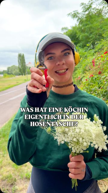 Spoiler: Es ist kein Schlüsselbund. ✂️🌿

Wenn man unterwegs ist und überall Inspiration oder die nächste Zutat sieht, muss das Werkzeug direkt griffbereit sein. 
#In diesem Fall: Eine Pflanzenschere für frische Blüten und Kräuter, womit wir in eure Speisen und Getränke veredeln! 🌼

Was habt ihr unterwegs immer dabei und was sammelt ihr? Schreibt es uns in die Kommentare! 👇

#botanica #foraging #cheflife #wildkräuter vombetttanzudertafel outdoor cuisine gastronomie