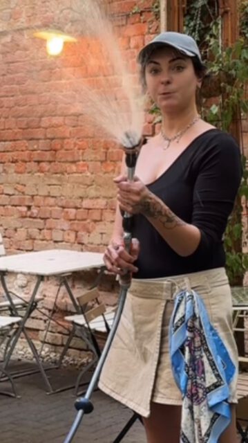Zu heiß draußen? Keine Sorge, bei uns bleibt die Küche warm – und der Garten kühl. 🌿

Sucht euch ein schattiges Plätzchen in unserem Hinterhof, lehnt euch zurück und genießt den Feierabend:

🍹 Kühle Drinks & Naturweine 
🥗 Frische Sommergerichte aus regionalem Gemüse der @boerdegaertnerei 
🥖 Alles mit viel Sorgfalt handgemacht, gebacken & fermentiert
🍷 Bester Naturwein direkt aus der Region
🗓️ Mittwoch bis Sonntag ab 17:00 Uhr
📍 Magdeburg

Der Sommer schmeckt bei uns einfach besser.