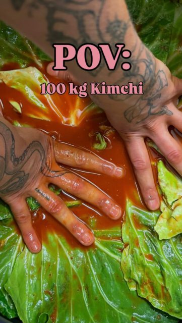 POV: 100kg KIMCHI SELBER MACHEN.

Wir haben 100 kg Spitzkohl von der @boerdegaertnerei gerettet und daraus unser eigenes Kimchi und Sauerkraut gemacht! 🥬🤤 

Von der Ernte über das Kneten bis zum Fermentieren und Verkosten – seht selbst, wie lecker Regionalität schmecken kann! 

Im Video vom Gurken Kimchi teilen wir das Rezept mit dir, folge einfach dem @botanica_speiselokal 

Komm zu uns ins Restaurant oder zu einem der Events 

#Kimchi #Rezept #Bördegärtnerei #Regional #Nachhaltig