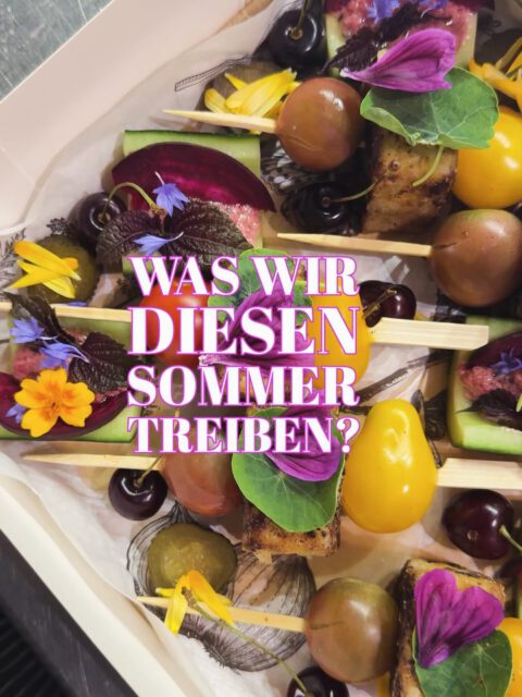 SOMMER EINBLICK 🍅🌸🥒💞

so sieht unser Sommer bisher aus

Zwischen Feld, Fermentationstöpfen, fantastischen Weinflaschen und neuen Gerichten auf den Tellern geht’s bei uns gerade richtig rund. 

Wir einkochen, probieren aus, treffen fantastische Menschen, geben besondere Events und machen genau das, worauf es im Sommer ankommt.

Was treibt ihr dieses Jahr so im Sommer? 
Schreibt’s uns mal in die Kommentare! 👇 wir sind gespannt! 

@botanica_speiselokal ist 
MITTWOCH - SONNTAG ab 17:00 
für euch geöffnet und das Team freut sich auf euch 💚

#sommer #saison #tomate #restaurant #dinner