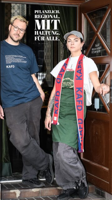 MIT HALTUNG UND WERTEN

Wie wir einkaufen, wie wir unsere Küche führen, wie wir Räume für Menschen schaffen und wem wir eine Plattform geben - 
all das ist eine Haltung. All das ist nicht neutral.

Wir machen keine Kompromisse bei unseren Werten, genauso wenig wie bei der Qualität auf dem Teller. Pflanzlich, regional und echt handgemacht.

📍 Speiselokal Botanica
Otto-von-Guericke-Straße 66 | Magdeburg

⏰ Öffnungszeiten:
Mittwoch bis Sonntag ab 17:00 Uhr

🎟️ Tisch reservieren: Link in der Bio.

💬 Wie seht ihr das? Lasst es uns in den Kommentaren wissen.