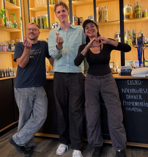 HALTUNG & STÄRKE ZEIGEN

Wir sind extrem dankbar, Marc, sein zauberhaftes Team sowie zahlreiche Gäste diesen Sonntag bewirten zu dürfen! 🫶✊🏽🌈
Danke euch allen!

@vollmarcant

MAGDEBURG BLEIBT STABIL! Lasst so viele bunte Herzen da, wie ihr könnt! 

Sprengt die Kommentare, wir bitten darum! ✊🏽🌈🫶