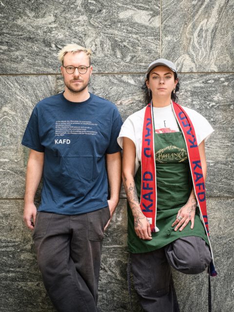 WUT. ENTTÄUSCHUNG. 
Und der Wille, erst recht zu bleiben.

Wir sitzen hier, schauen auf das Wahlergebnis und sind ehrlich gesagt einfach nur zutiefst enttäuscht.
Als Menschen, die dieses Land und diese Stadt lieben, die hier ihr ganzes Herzblut in einen Betrieb stecken, und als Team, das jeden Tag Vielfalt lebt, fühlt sich dieses Ergebnis wie ein Schlag ins Gesicht an. 
Es macht uns wütend zu sehen, dass eine Politik der Ausgrenzung und Hetze in unserer Heimat so viel Zuspruch findet. 
Es enttäuscht uns, dass die Ängste von Menschen mit Migrationsgeschichte, von Kleinstbetrieben und von allen, die sich ein modernes, weltoffenes Sachsen-Anhalt wünschen, von so vielen Wähler:innen ignoriert werden.

Wir spüren die Verunsicherung.

Wir spüren die Frage: Gehören wir hier überhaupt noch hin?

Unsere Antwort darauf: Verdammt nochmal, ja.

Wir lassen uns von diesem Ergebnis weder verscheuchen noch mundtot machen.
Wir treten nicht den Rückzug an und überlassen das Feld nicht denen, die unsere Gesellschaft spalten wollen.
Das Botanica ist und bleibt ein Ort, an dem Toleranz, Weltoffenheit und Respekt keine leeren Phrasen sind, sondern gelebt werden!

Tag für Tag.

An alle, die sich heute genauso ohnmächtig, traurig oder wütend fühlen wie wir: Ihr seid nicht allein. Wir stehen zusammen, wir halten dagegen und wir kochen weiter für das Magdeburg, an das wir glauben.

Elena, Julius