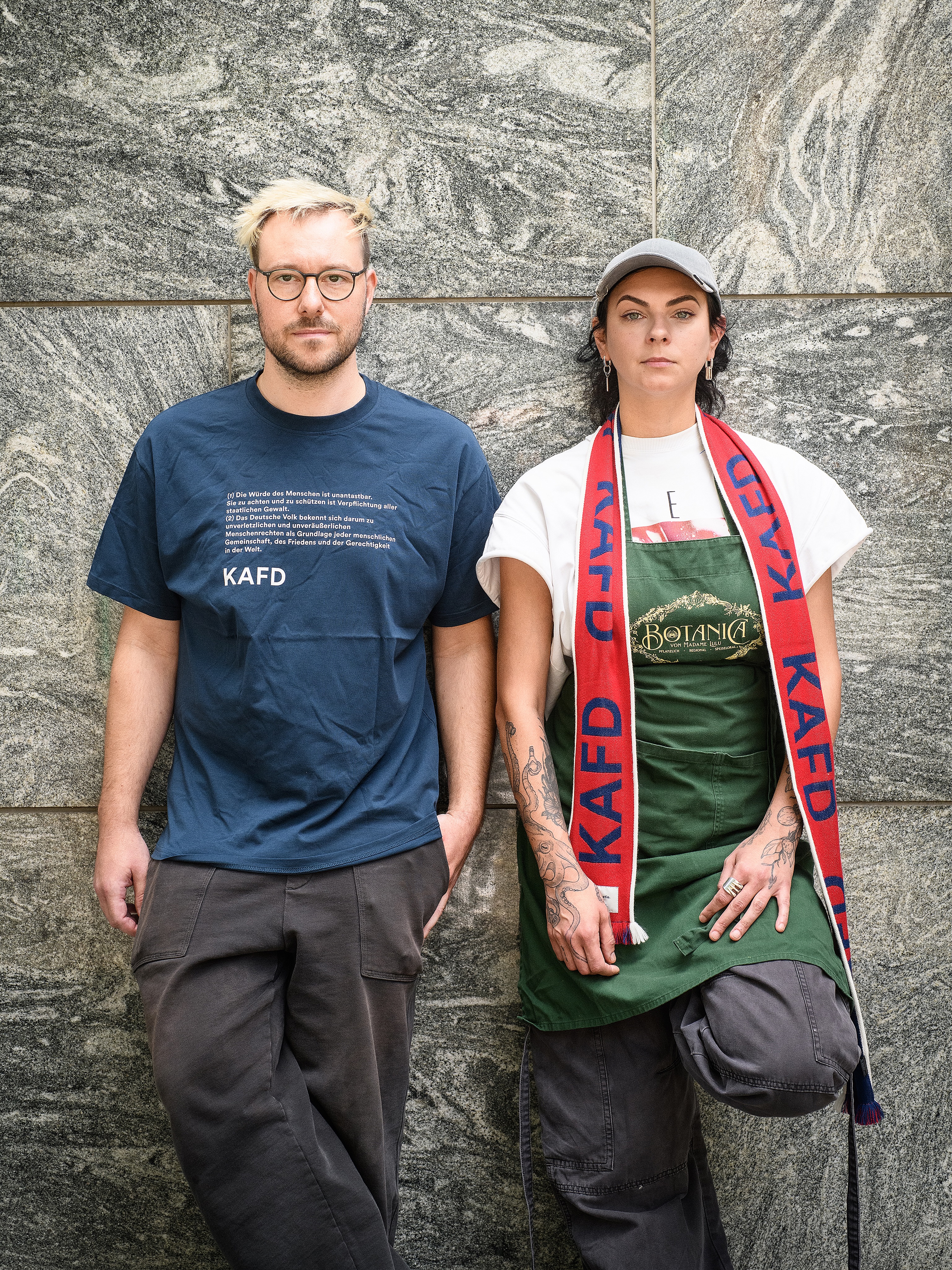 WUT. ENTTÄUSCHUNG. 
Und der Wille, erst recht zu bleiben.

Wir sitzen hier, schauen auf das Wahlergebnis und sind ehrlich gesagt einfach nur zutiefst enttäuscht.
Als Menschen, die dieses Land und diese Stadt lieben, die hier ihr ganzes Herzblut in einen Betrieb stecken, und als Team, das jeden Tag Vielfalt lebt, fühlt sich dieses Ergebnis wie ein Schlag ins Gesicht an. 
Es macht uns wütend zu sehen, dass eine Politik der Ausgrenzung und Hetze in unserer Heimat so viel Zuspruch findet. 
Es enttäuscht uns, dass die Ängste von Menschen mit Migrationsgeschichte, von Kleinstbetrieben und von allen, die sich ein modernes, weltoffenes Sachsen-Anhalt wünschen, von so vielen Wähler:innen ignoriert werden.

Wir spüren die Verunsicherung.

Wir spüren die Frage: Gehören wir hier überhaupt noch hin?

Unsere Antwort darauf: Verdammt nochmal, ja.

Wir lassen uns von diesem Ergebnis weder verscheuchen noch mundtot machen.
Wir treten nicht den Rückzug an und überlassen das Feld nicht denen, die unsere Gesellschaft spalten wollen.
Das Botanica ist und bleibt ein Ort, an dem Toleranz, Weltoffenheit und Respekt keine leeren Phrasen sind, sondern gelebt werden!

Tag für Tag.

An alle, die sich heute genauso ohnmächtig, traurig oder wütend fühlen wie wir: Ihr seid nicht allein. Wir stehen zusammen, wir halten dagegen und wir kochen weiter für das Magdeburg, an das wir glauben.

Elena, Julius