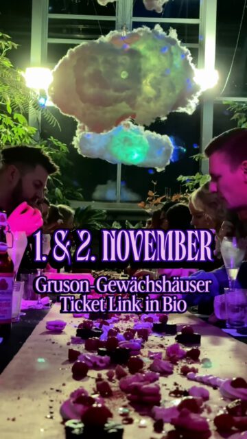 NACHTS IM GEWÄCHSHAUS & 3D VIDEOMAPPING

Wenn die Lichter in den Gruson Gewächshäusern erlöschen kurz nach der Spooky Season laden wir zu einem immersiven Abend ein, der Gastronomie und visuelle Kunst miteinander verschmelzen lässt.

Eine Symbiose aus Licht, Klang und Sensorik:

💜 3D Videomapping: Stefan Haberkorn @stefan.haberkorn @visualimpression_gmbh erweckt die Architektur des Farnhauses mit vielschichtigen Projektionen zum Leben.

🎤 Live-Gesang: Valeska Kobber @valeskakober begleitet die visuellen Welten mit ihrer Stimme.

🍇 Fun Dining ohne Besteck: Wir verzichten bewusst auf Besteck. Es erwartet dich eine Abfolge feiner, haptischer Gänge  komponiert aus saisonalen Spezialitäten.

🔮 Dessert-Installation: Ein finales, visuelles Highlight von Sophie @vanillekind.cafe 

🍷 Begleitung: Biologische Naturweine handverlesener Winzer:innen oder hausgemachte, alkoholfreie Fermente und Kombuchas.

▪ Datum: 1. & 2. November
▪ Ort: Gruson-Gewächshäuser Magdeburg

Die Plätze sind begrenzt.
Tickets und nähere Informationen über den Link in der Bio.

WER SOLLTE DICH EINLADEN? 😉

#NachtsImGewächshaus #GrusonGewächshäuser #3DMapping #plantbased